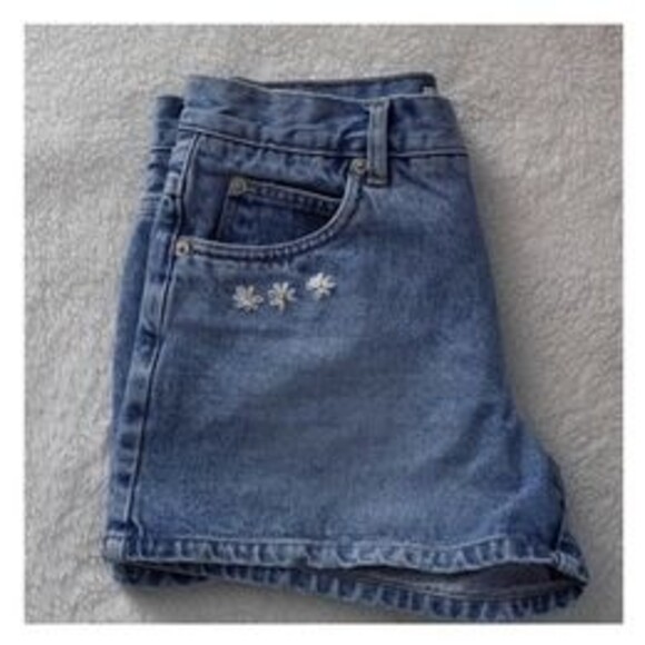 Daisy Embroiled Denim Shorts - Picture 4 of 4
